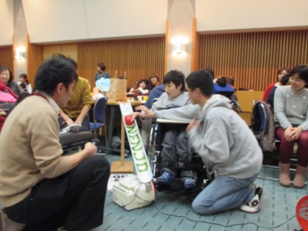 毎日の活動の様子をスライドと実演